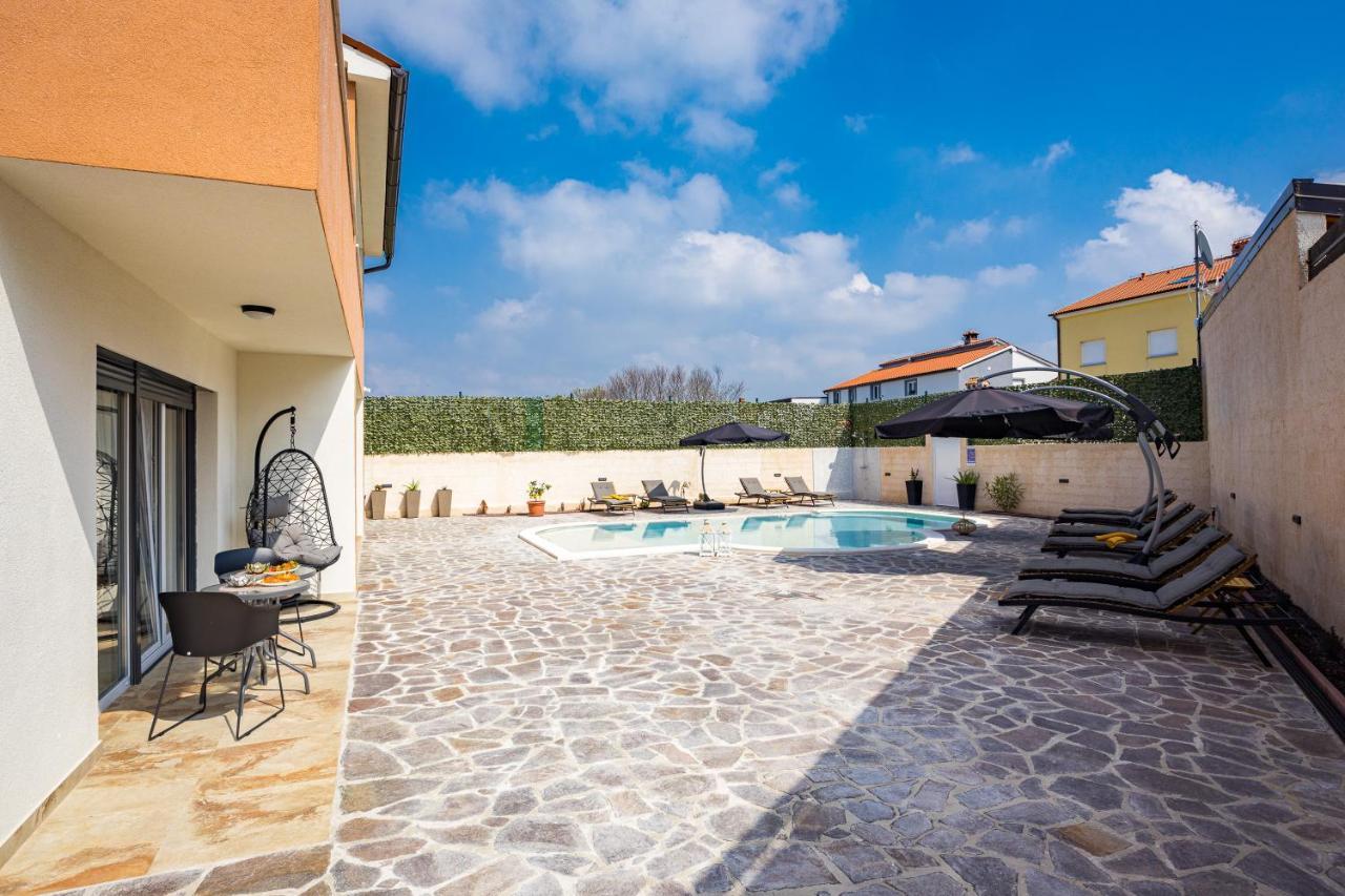 Villa Nur Pula Extérieur photo
