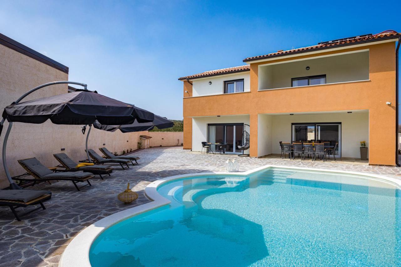 Villa Nur Pula Extérieur photo